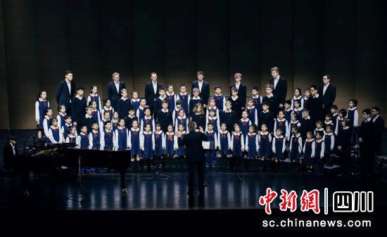 演出现场。(成都高新中演大剧院 供图) 演出现场。(成都高新中演大剧院 供图)