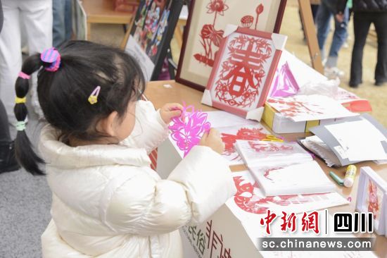 糖酒民俗非遗消费体验周活动现场。(天府农博园 供图) 糖酒民俗非遗消费体验周活动现场。(天府农博园 供图)