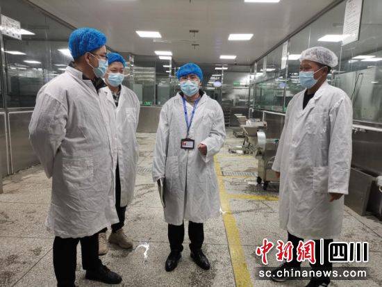 筠连县国有企业纪工委针对营养餐开展监督检查。 黄耀 摄 筠连县国有企业纪工委针对营养餐开展监督检查。 黄耀 摄