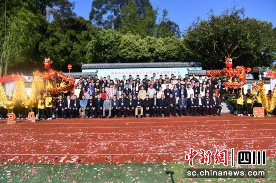 研讨会参会人员合影。记者 张浪 摄 研讨会参会人员合影。记者 张浪 摄