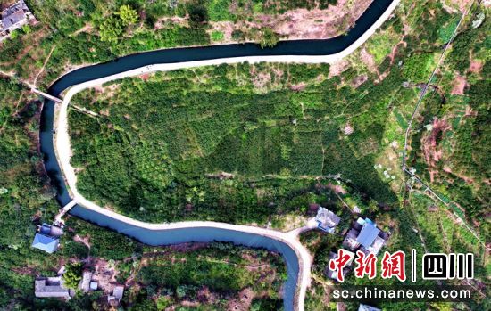 眉山仁寿县文林街道飞泉社区汩汩清水在干渠内流动。 潘帅 摄 眉山仁寿县文林街道飞泉社区汩汩清水在干渠内流动。 潘帅 摄