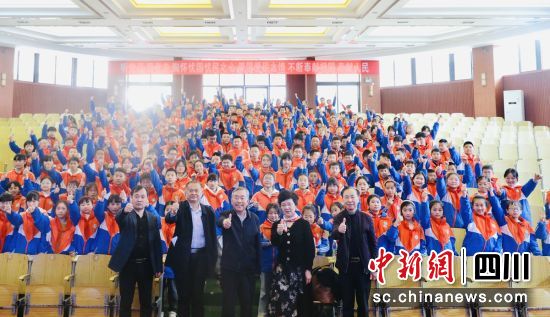 合影留念。贡井融媒 供图 合影留念。贡井融媒 供图