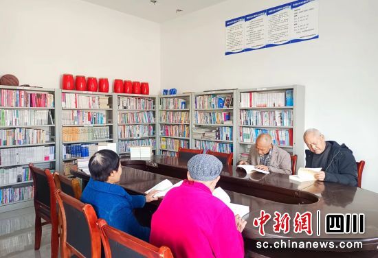 农家书屋里,老人们认真地阅读。南部县委宣传部供图 农家书屋里,老人们认真地阅读。南部县委宣传部供图