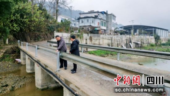 筠连县村(社区)巡察组回访筠连镇沙坝村平桥护栏安装情况。潘慧敏 摄 筠连县村(社区)巡察组回访筠连镇沙坝村平桥护栏安装情况。潘慧敏 摄