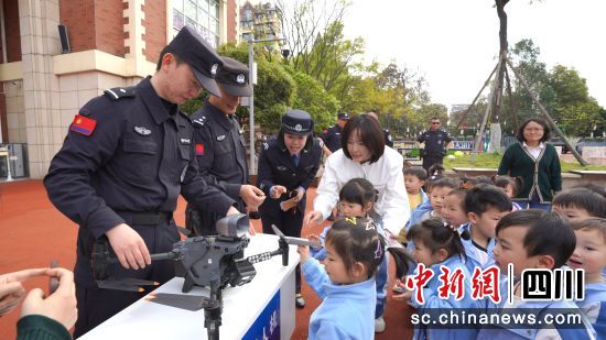 展示警用装备。 绵阳科新公安供图 展示警用装备。 绵阳科新公安供图