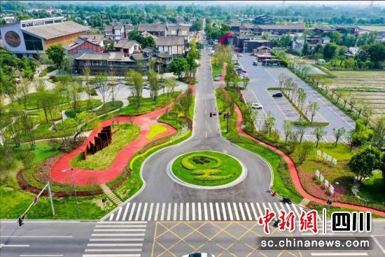 郫都区乡村道路。郫都区融媒体中心 供图 郫都区乡村道路。郫都区融媒体中心 供图