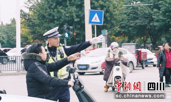 路面执勤。富顺公安交警 供图 路面执勤。富顺公安交警 供图