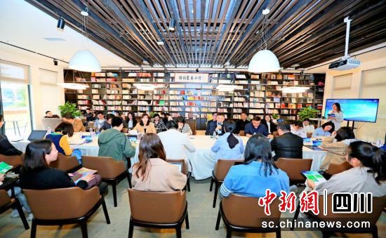 座谈会现场。成都金融业联合会 供图 座谈会现场。成都金融业联合会 供图