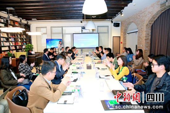 与会人员展开深入讨论。成都金融业联合会 供图 与会人员展开深入讨论。成都金融业联合会 供图