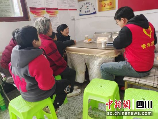 志愿者与留守儿童及其家长交流、了解情况。樊永红 摄 志愿者与留守儿童及其家长交流、了解情况。樊永红 摄