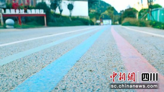 卧佛村观光道路。易奎西 摄 卧佛村观光道路。易奎西 摄