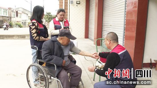 为失能老人检查身体。 梓潼县融媒体中心供图 为失能老人检查身体。 梓潼县融媒体中心供图