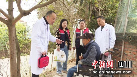 为失能老人检查身体。 梓潼县融媒体中心供图 为失能老人检查身体。 梓潼县融媒体中心供图