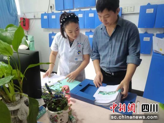 张庆在工作中。龙马潭区供销社联合社供图 张庆在工作中。龙马潭区供销社联合社供图