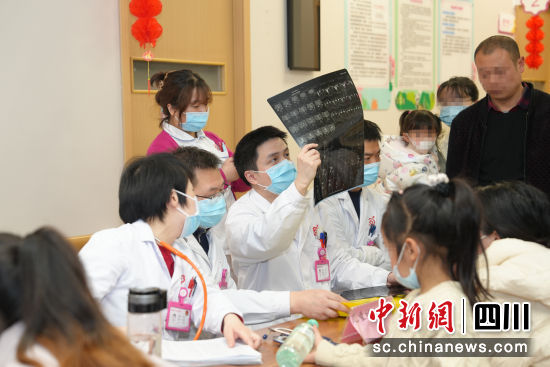 2024年世界罕见病日成妇儿六大罕见病MDT团队联合义诊。成都市妇女儿童中心医院供图 2024年世界罕见病日成妇儿六大罕见病MDT团队联合义诊。成都市妇女儿童中心医院供图