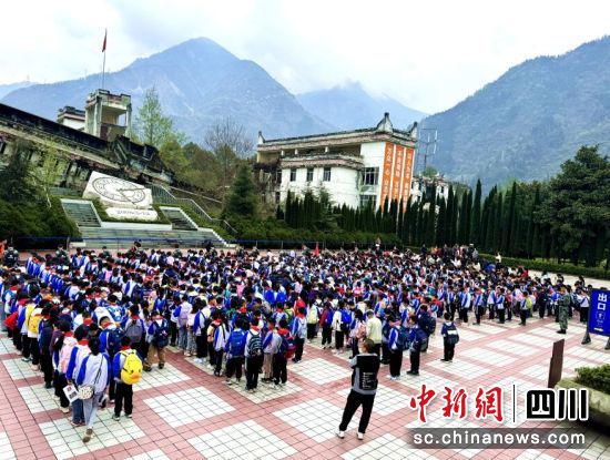 学生们走进漩口中学地震遗址参观。汶川县委宣传部供图 学生们走进漩口中学地震遗址参观。汶川县委宣传部供图