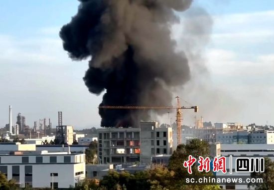 事发现场燃起大火和滚滚浓烟。视频截图 事发现场燃起大火和滚滚浓烟。视频截图