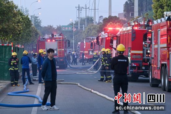 大批救援消防车正在现场处置。记者 刘忠俊 摄 大批救援消防车正在现场处置。记者 刘忠俊 摄