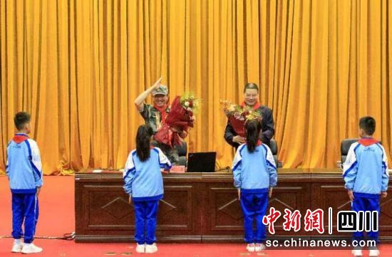 少先队员为两位战斗英雄佩戴红领巾、敬献鲜花。简阳市融媒体中心 摄 少先队员为两位战斗英雄佩戴红领巾、敬献鲜花。简阳市融媒体中心 摄