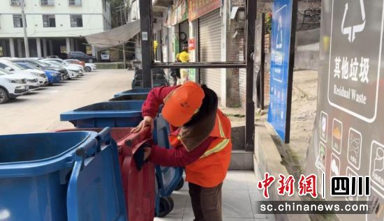 正在把垃圾桶清擦干净。何海翔 摄 正在把垃圾桶清擦干净。何海翔 摄