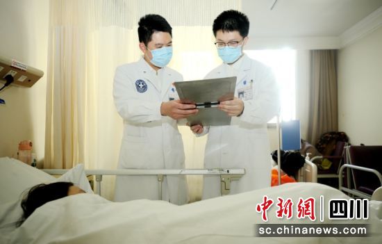 肾内科医生了解患者情况。胡波 摄 肾内科医生了解患者情况。胡波 摄