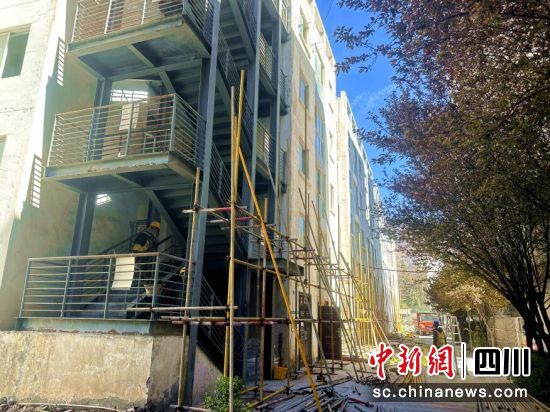 医院外墙搭建正在有序进行。汶川县委宣传部供图 医院外墙搭建正在有序进行。汶川县委宣传部供图