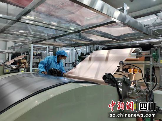 生产车间的工人忙碌不停。长宁县融媒体中心供图 生产车间的工人忙碌不停。长宁县融媒体中心供图