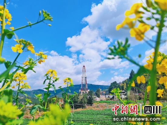 施工作业的元坝2-2H井井场,远远望去,一派春意盎然。唐茂华 摄 施工作业的元坝2-2H井井场,远远望去,一派春意盎然。唐茂华 摄
