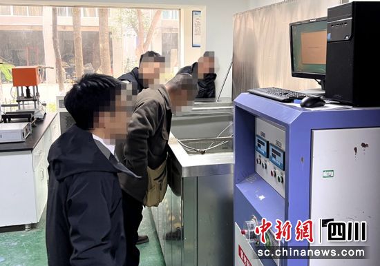 四川中玺工程管理有限公司出具虚假检验检测报告案执法现场。成都市市场监管局供图 四川中玺工程管理有限公司出具虚假检验检测报告案执法现场。成都市市场监管局供图
