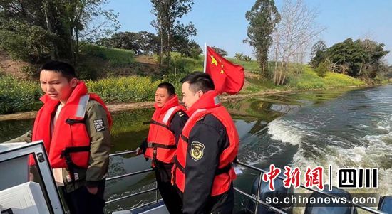 巡河现场。沿滩融媒 供图 巡河现场。沿滩融媒 供图