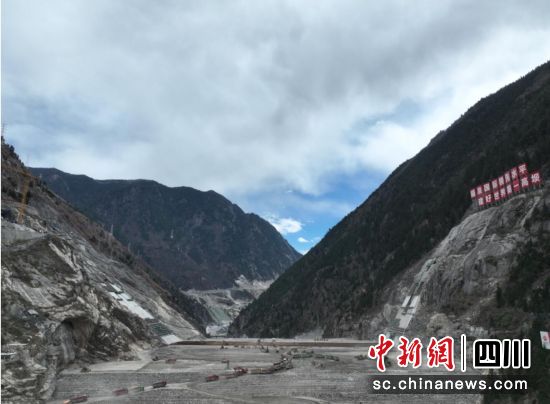 大坝填筑现场。水电七局供图 大坝填筑现场。水电七局供图