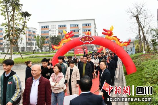 学生家长入场。兴文职业技术学校 供图 学生家长入场。兴文职业技术学校 供图