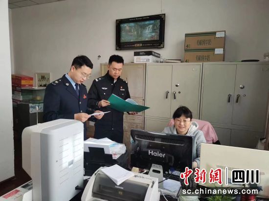 向企业员工开展普法宣传。 梓潼经侦大队供图 向企业员工开展普法宣传。 梓潼经侦大队供图