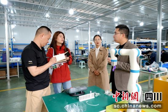 绵阳市税务局邀请媒体走进机器人产业代表企业,共话税收助力科技创新型企业发展良策。四川税务供图 绵阳市税务局邀请媒体走进机器人产业代表企业,共话税收助力科技创新型企业发展良策。四川税务供图