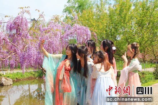 游客们身着汉服在景区拍照留恋。 罗江区委宣传部供图 游客们身着汉服在景区拍照留恋。 罗江区委宣传部供图