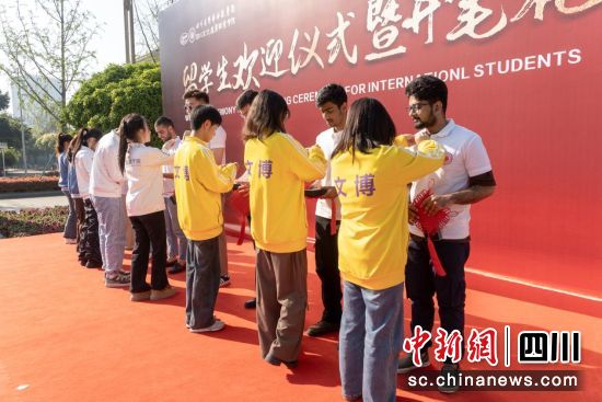 为留学生佩戴校徽并赠送学习礼品。四川文化产业职业学院 供图 为留学生佩戴校徽并赠送学习礼品。四川文化产业职业学院 供图