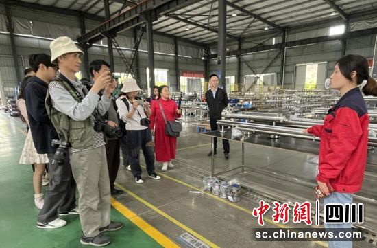 探访园区企业。自贡市委宣传部 供图 探访园区企业。自贡市委宣传部 供图