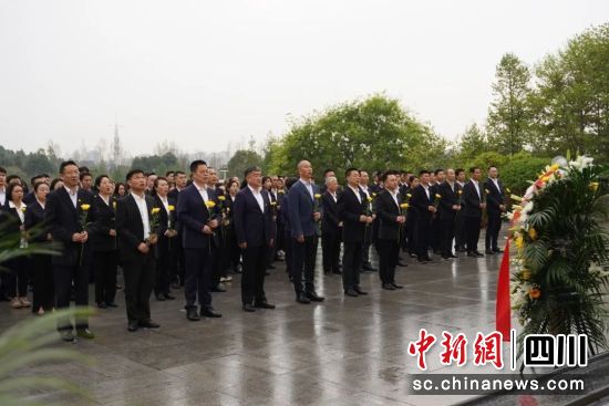 “铸魂·2024·清明祭英烈”现场。(成都市退役军人事务局 供图) “铸魂·2024·清明祭英烈”现场。(成都市退役军人事务局 供图)