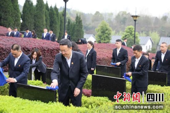 “铸魂·2024·清明祭英烈”现场。(成都市退役军人事务局 供图) “铸魂·2024·清明祭英烈”现场。(成都市退役军人事务局 供图)