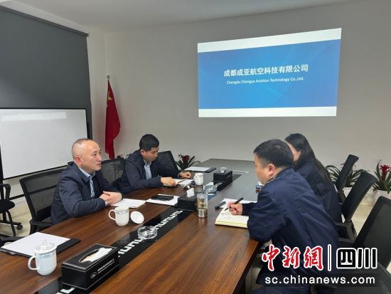 正在面对面交流、了解情况。齐安摄 正在面对面交流、了解情况。齐安摄