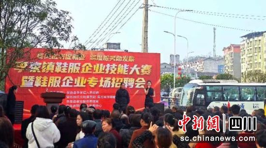 专场招聘会现场。闫凯 摄 专场招聘会现场。闫凯 摄