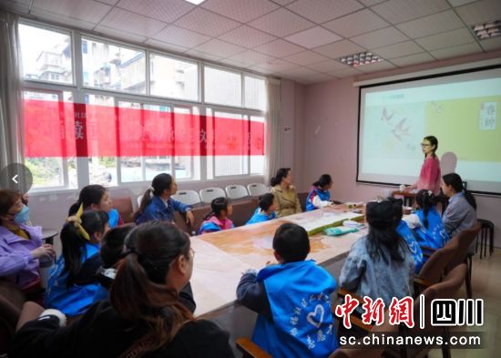现场讲授清明节传统文化。杨斌 摄 现场讲授清明节传统文化。杨斌 摄