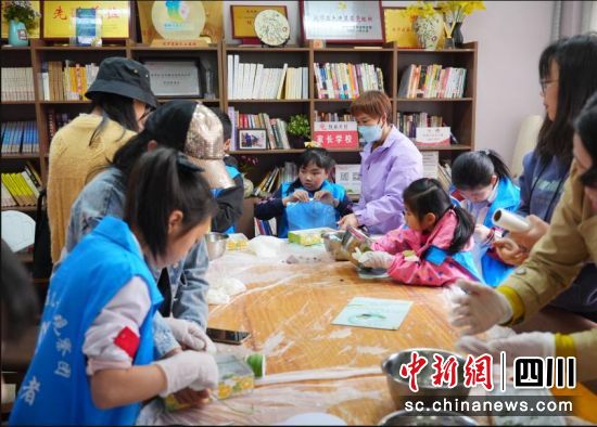 青团制作现场。杨斌 摄 青团制作现场。杨斌 摄