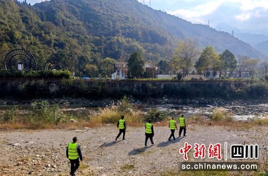 河长制守护水清岸绿。汶川县委宣传部供图 河长制守护水清岸绿。汶川县委宣传部供图