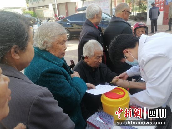 为老人进行免费体检。 三台县委宣传部供图 为老人进行免费体检。 三台县委宣传部供图