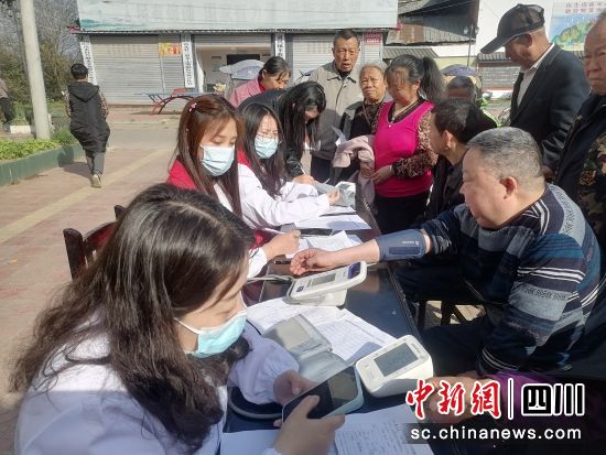 为老人进行免费体检。 三台县委宣传部供图 为老人进行免费体检。 三台县委宣传部供图