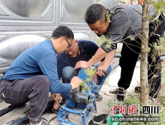 丹棱解决偏远山区村民用水难题,管道接通现场。罗俊涵 摄 丹棱解决偏远山区村民用水难题,管道接通现场。罗俊涵 摄