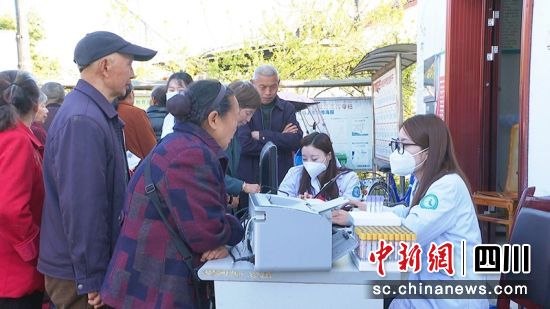 为老年人免费体检。 绵竹市融媒体中心供图 为老年人免费体检。 绵竹市融媒体中心供图
