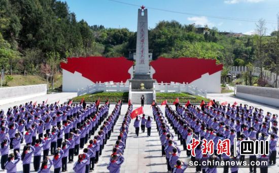 师生在烈士纪念碑前缅怀先烈。刘永红 摄 师生在烈士纪念碑前缅怀先烈。刘永红 摄