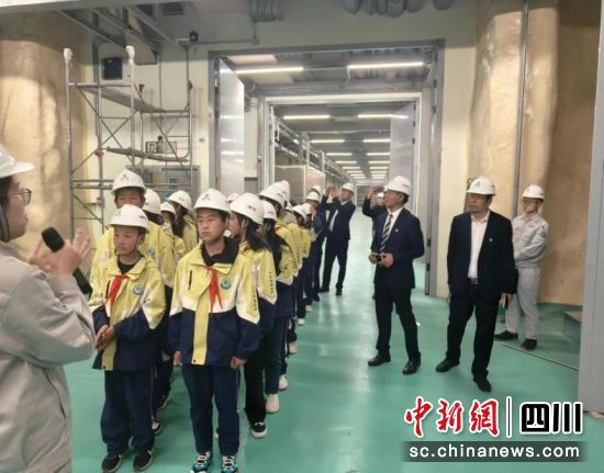 师生走进锦屏暗物质实验室。张斌摄 师生走进锦屏暗物质实验室。张斌摄